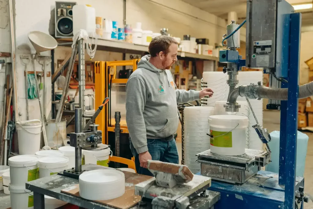 Production de la peinture Prochibat dans son usine à Perwez